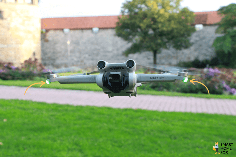 Die LEDs der DJI Mini 3 Pro befinden sich an den vorderen Propeller-Armen der Drohne.